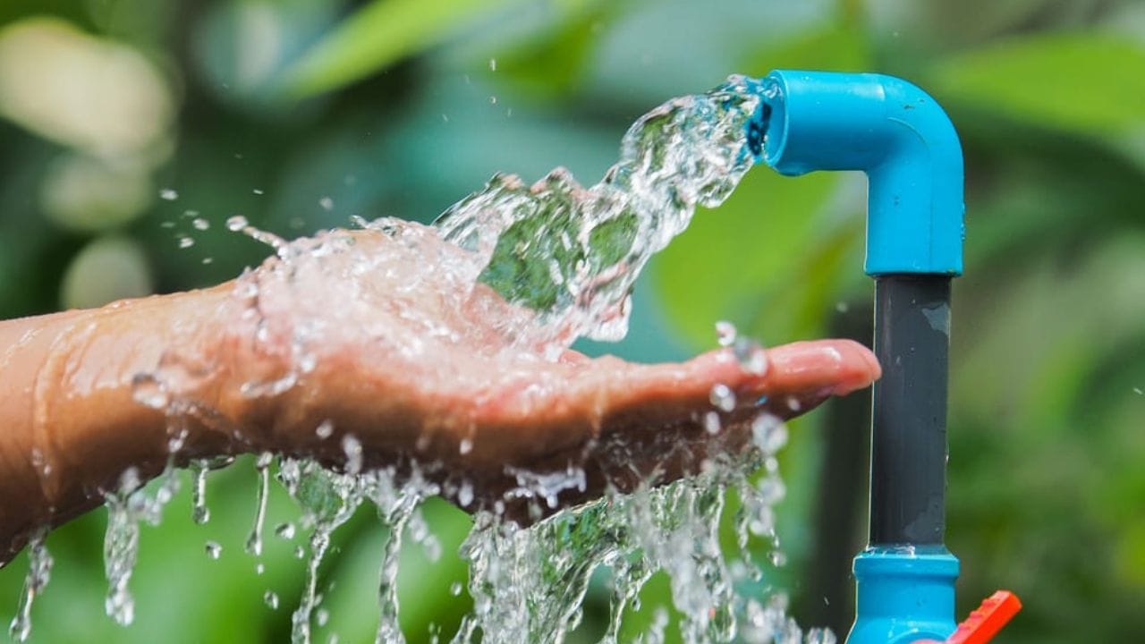 આ ઉપરાંત યુનાઇટેડ સ્ટેટ્સ ત્રીજા ક્રમે છે. વાર્ષિક 444 બિલિયન ક્યુબિક મીટર પાણીનો વપરાશ કરે છે. કુલ વપરાશમાં યુનાઇટેડ સ્ટેટ્સ ચીન અને ભારતથી પાછળ હોવા છતાં, તે વ્યક્તિગત વપરાશમાં વિશ્વમાં આગળ છે. યુનાઇટેડ સ્ટેટ્સમાં સરેરાશ એક વ્યક્તિ વાર્ષિક 1,301 ક્યુબિક મીટર પાણીનો ઉપયોગ કરે છે. (ફોટો ક્રેડિટ-Google)