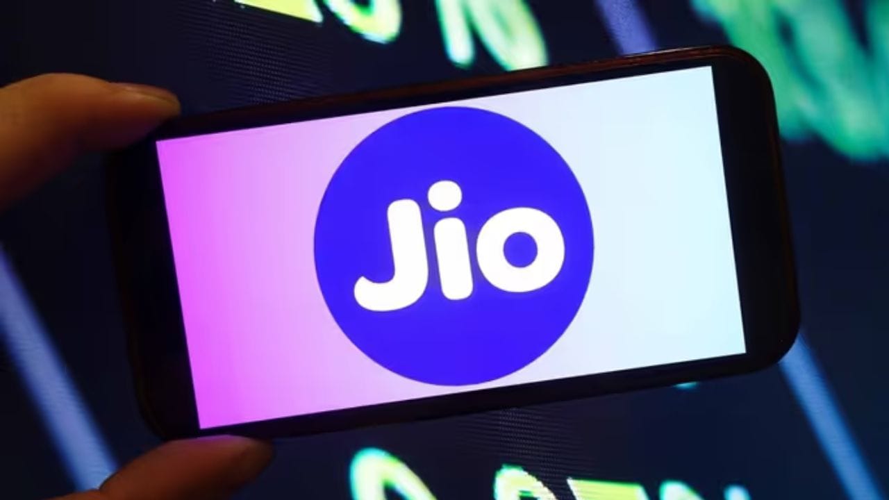 Reliance Jio પણ પાછળ નથી. લગભગ 100 રૂપિયાના ડેટા એડ-ઓન પ્લાનમાં 5GB ડેટા અને 30 દિવસનો JioHotstar એક્સેસ મળે છે. જો તમે આખી ટુર્નામેન્ટનો આનંદ માણવા માંગતા હો, તો 195 રૂપિયાનો પ્લાન વધુ ફાયદાકારક છે. તે 15GB ડેટા અને લગભગ 90 દિવસનો સ્ટ્રીમિંગ ઓફર કરે છે. જે સમગ્ર IPL સીઝનને આવરી લે છે. (ફોટો- Google)