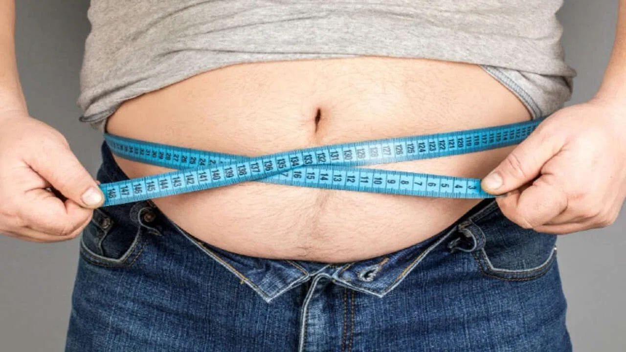 પેટની ચરબી ઘટાડવા માટે માત્ર કસરત અને ડાયટ પૂરતું નથી, પરંતુ જીવનશૈલીમાં નાના બદલાવ પણ જરૂરી છે. આ નેચરલ ડ્રિંક્સને દૈનિક રૂટિનમાં સામેલ કરીને તમે સરળ રીતે બેલી ફેટ ઘટાડવાની દિશામાં આગળ વધી શકો છો. જોકે, કોઈ પણ વસ્તુનો અતિરેક ટાળવો અને સંતુલિત જીવનશૈલી અપનાવવી સૌથી મહત્વપૂર્ણ છે.