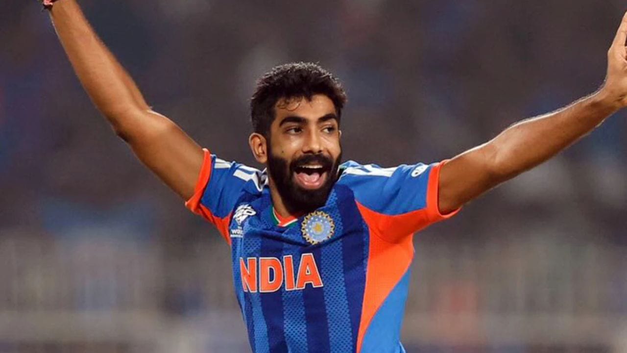 બુમરાહે કહ્યુ આ પહેલીવાર હતુ જ્યારે અમે મેસેજમાં આટલી લાંબી વાતો કરી હોય. ત્યારે અમને લાગ્યુ કે અમારી વચ્ચે કંઈક તો છે. બહુ જલદી અમારી વાતો પ્રેમમાં ફેરવાઈ ગઈ.બુમરાહ શીખ છે જ્યારે સંજના સાઉથ ઈન્ડિયનય આ બંનેએ 2021માં શીખ અને સાઉથ ઈન્ડિયન સંસ્કૃતિ પ્રમાણે લગ્ન કર્યા. હવે બંને એક દીકરા અંગદના માતાપિતા છે. 