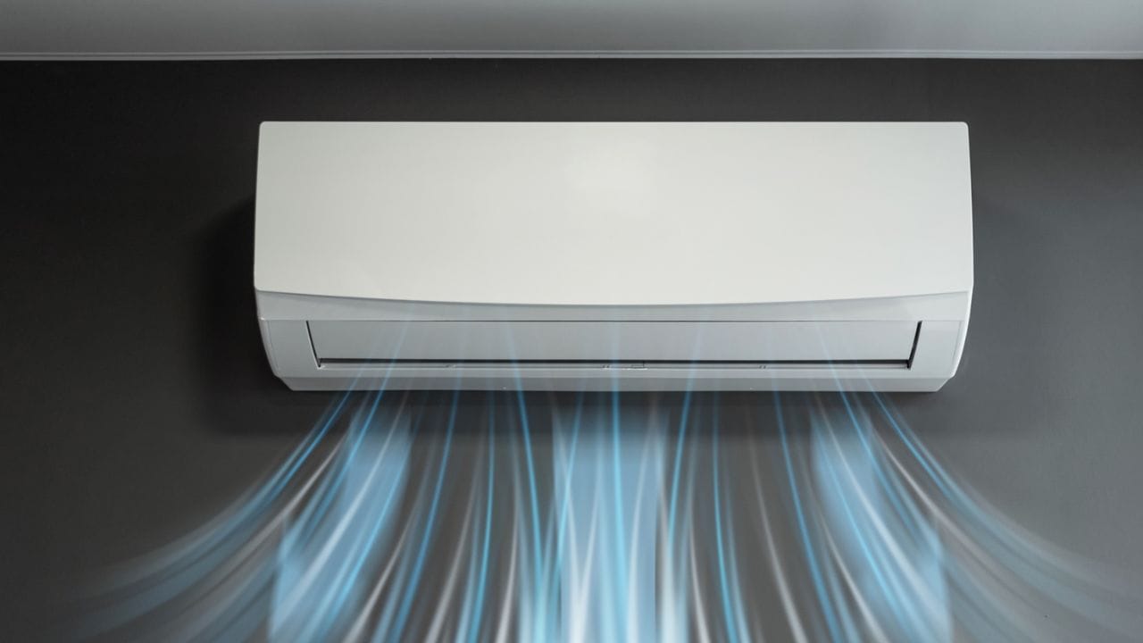 4. તેલના નિશાન: ગેસની સાથે AC પાઈપોની અંદર થોડી માત્રામાં તેલ ફરે છે. જો તમને પાઇપ અથવા આઉટડોર યુનિટના સાંધા પાસે ચીકણું તેલ અથવા ધૂળ એકઠી થતી દેખાય, જેનાથી કાળા ડાઘ પડે, તો તે ગેસ લીકેજની ખાતરીપૂર્વકની નિશાની છે. ગેસ બાષ્પીભવન થાય છે, જેનાથી તેલ પાછળ રહી જાય છે. (ફોટો ક્રેડિટ- Easy Breezy AC)