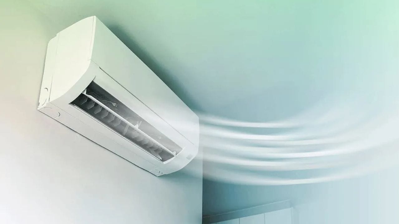 3. કોઇલ પર બરફ જામવો: જો AC થોડા સમય માટે ચલાવ્યા પછી કોઇલ પર બરફ બને છે, તો આ ગેસ ઓછો હોવાનો સંકેત પણ હોઈ શકે છે. જ્યારે AC નો ગેસ ઓછો હોય છે, ત્યારે કોઇલ વધુ પડતા ઠંડા થઈ જાય છે. આના કારણે આસપાસની હવામાં ભેજ AC પર બરફ બનાવે છે. જો તમે આવી સ્થિતિ જોશો, તો તે ગેસ લીક ​​થવાનો સંકેત છે. (ફોટો ક્રેડિટ- Easy Breezy AC)