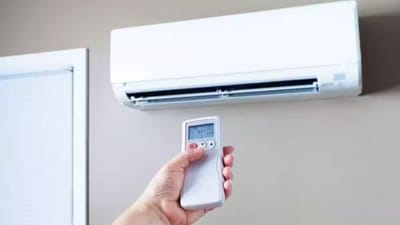 દિવસે દિવસે ગરમી સતત વધી રહી છે. ગરમીના કારણે હવે ઘરોમાં એર કન્ડીશનર (AC) નો ઉપયોગ પણ વધી રહ્યો છે. આ સાથે, AC સેવા અને ગેસ રિફિલિંગની માંગ પણ ઝડપથી વધી રહી છે. તેથી, સર્વિસ દરમિયાન, ટેકનિશિયન ઘણીવાર કહે છે કે AC માં ગેસ ખતમ થઈ ગયો છે અને તેને રિફિલ કરવાની જરૂર છે. જો કે, હંમેશા એવું નથી હોતું. નિષ્ણાતોના મતે, AC ગેસ ક્યારેય પોતાની મેળે ખતમ થતો નથી. પાઇપમાં લીકેજ થાય ત્યારે જ ગેસ ઓછો થાય છે. (ફોટો ક્રેડિટ-justdiel) 