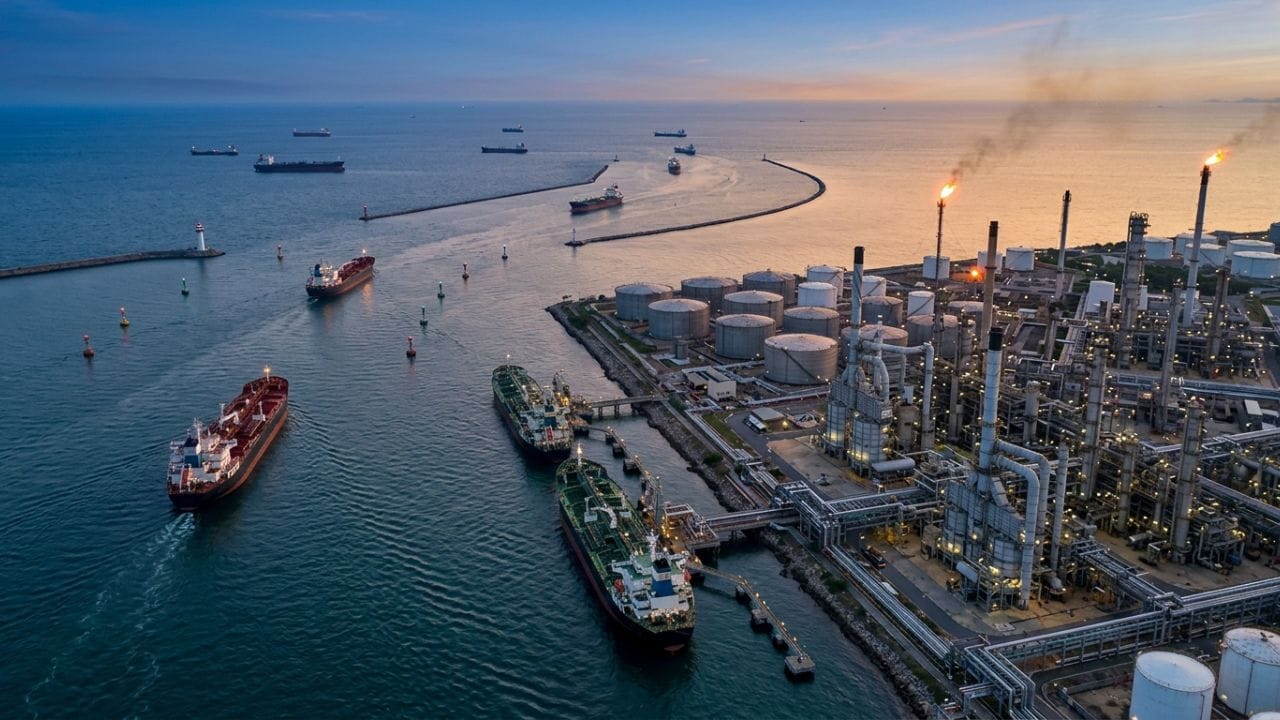 કાચા તેલનું પરિવહન જોખમી હોય છે, તેથી જહાજોનો મોટો વીમો લેવામાં આવે છે. અવારનવાર પશ્ચિમી દેશો વીમા કંપનીઓ દ્વારા તેલના વેપારને નિયંત્રિત કરવાનો પ્રયાસ કરે છે. ભારત હવે પોતાની 'રી-ઇન્શ્યોરન્સ' કંપનીઓ ઊભી કરી રહ્યું છે, જેથી આપણે આત્મનિર્ભર બની શકીએ. વૈશ્વિક સ્તરે તેલનો વેપાર પેટ્રો-ડોલરમાં થાય છે પરંતુ ભારત હવે પોતાની કૂટનીતિ (Diplomacy) દ્વારા તેને બદલી રહ્યું છે. રૂપિયામાં પેમેન્ટ કરવાથી ભારતના વિદેશી મુદ્રા ભંડાર પરનું દબાણ ઘટે છે અને અમેરિકન પ્રતિબંધો જેવી સ્થિતિમાં પણ આપણો વેપાર અટકતો નથી.