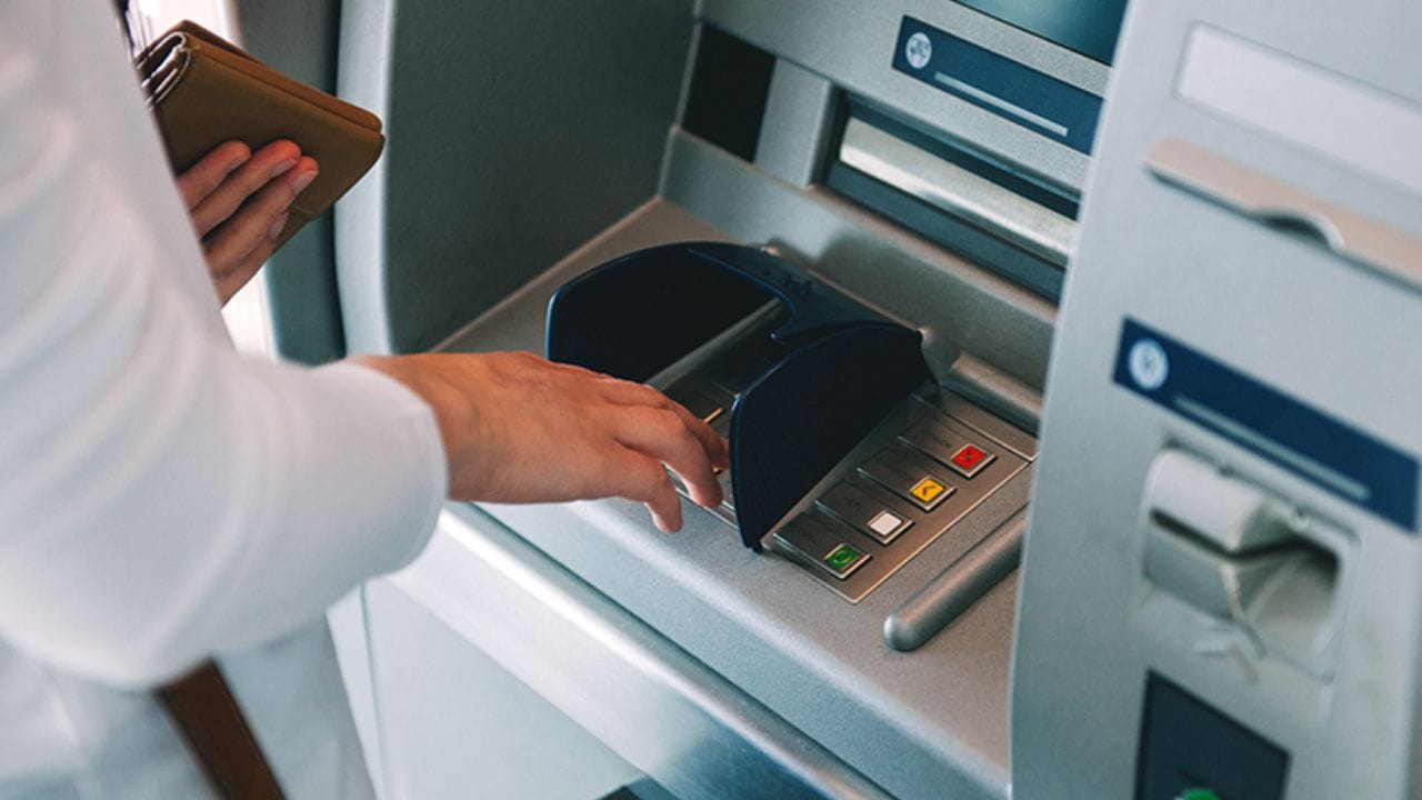 ફોરમે આ કેસમાં ગ્રાહકની તરફેણમાં મહત્વપૂર્ણ ચુકાદો આપ્યો. કમિશને એક્સિસ બેંકને ફરિયાદીના ₹5,000 તાત્કાલિક પરત કરવા કડક નિર્દેશો જાહેર કર્યા હતા, જે અટવાયેલા હતા. વધુમાં, આઠ વર્ષના સમયગાળા દરમિયાન સહન કરાયેલા શારીરિક અને માનસિક ત્રાસના બદલામાં ગ્રાહકને ₹10,000 નું વધારાનું વળતર ચૂકવવાનો આદેશ જાહેર કરવામાં આવ્યો હતો. (ફોટો ક્રેડિટ-સોશિયલ મીડિયા)