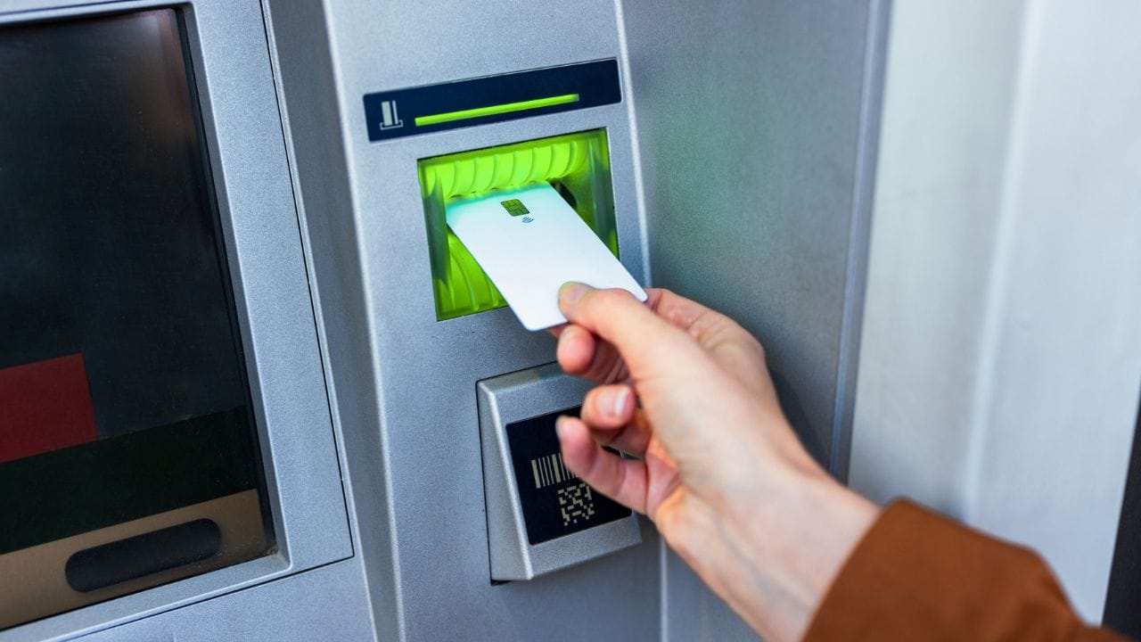 તમે કદાચ પૈસા ઉપાડવા માટે ATM ની મુલાકાત લો છો. પરંતુ ક્યારેક, પૈસા ઉપાડતી વખતે, તમારું કાર્ડ અચાનક મશીનમાં ફસાઈ જાય છે. આવી સ્થિતિમાં, ઘણા લોકો ગભરાઈ જાય છે અને શું કરવું તે જાણતા નથી. કેટલાક લોકોને ડર છે કે તેમના કાર્ડનો દુરુપયોગ થઈ શકે છે કારણ કે તે ATM માં ફસાઈ ગયું છે.