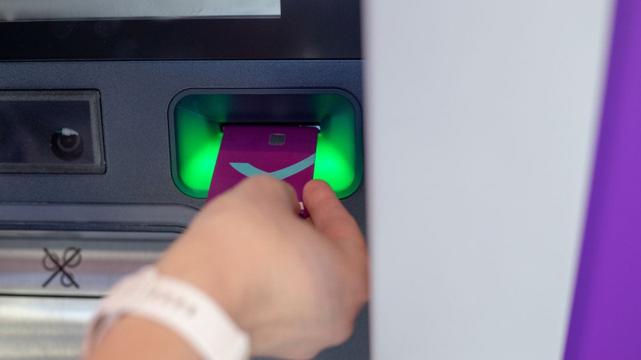 વાસ્તવમાં, ATM મશીનમાં કાર્ડ ફસાઈ જવા પાછળ ટેકનિકલ ખામી, નેટવર્ક કે પાવર સમસ્યા, વારંવાર ખોટો PIN દાખલ કરવો અથવા ટ્રાન્ઝેક્શન દરમિયાન વધુ સમય લાગવો જેવા કારણો જવાબદાર હોઈ શકે છે.