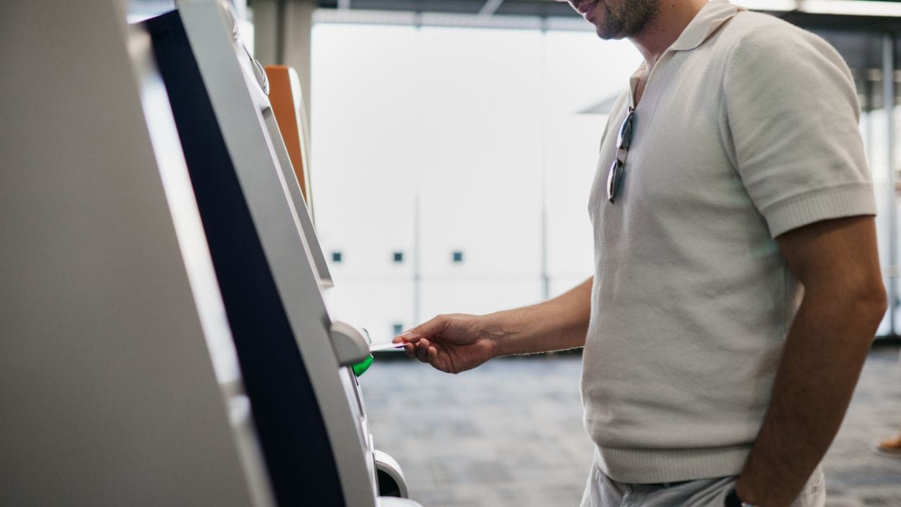 આવા કિસ્સાઓમાં, મશીન સલામતીના પગલા તરીકે કાર્ડ જાળવી રાખે છે. તેથી, આવી પરિસ્થિતિમાં ગભરાવાને બદલે, તમારા બેંક ખાતાને સુરક્ષિત રાખવા માટે તાત્કાલિક પગલાં લેવા મહત્વપૂર્ણ છે. ચાલો હવે સમજાવીએ કે જો તમારું ડેબિટ કાર્ડ ATM મશીનમાં ફસાઈ જાય તો શું કરવું.