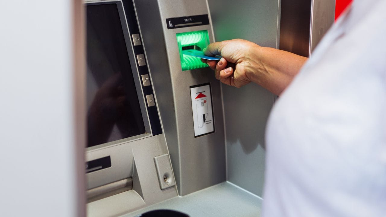 જો તમારું કાર્ડ ATM મશીનમાં ફસાઈ જાય, તો પહેલા તમારી બેંકના કસ્ટમર કેરમાં કૉલ કરો. ATM મશીન અને તેના સ્થાન વિશે બેંકને જાણ કરો. તમારે ATM નંબર, સ્થાન અને સમય જેવી વિગતો પણ આપવી જોઈએ.