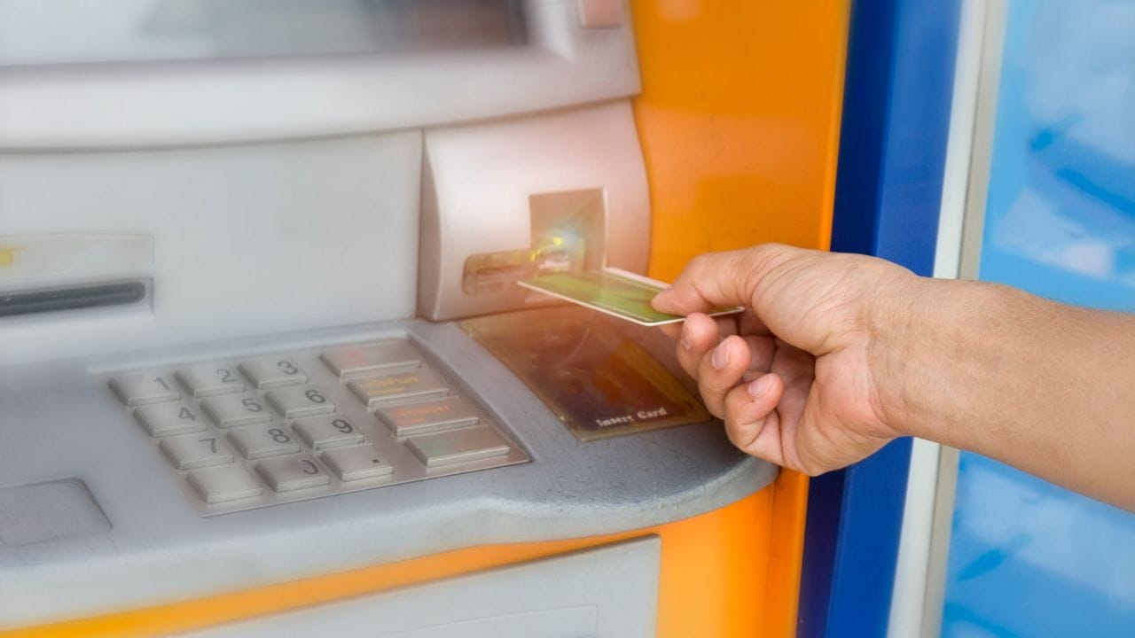 કસ્ટમર કેર સાથે વાત કરતી વખતે, તમારી પાસે તમારા કાર્ડને તાત્કાલિક બ્લોક અથવા હોટલિસ્ટ કરવાનો વિકલ્પ પણ છે. એકવાર તમારું કાર્ડ હોટલિસ્ટ થઈ જાય, પછી તેને કોઈપણ વ્યવહારો કરવાથી બ્લોક કરવામાં આવશે, જે તમારા ખાતાની સુરક્ષા સુનિશ્ચિત કરશે.