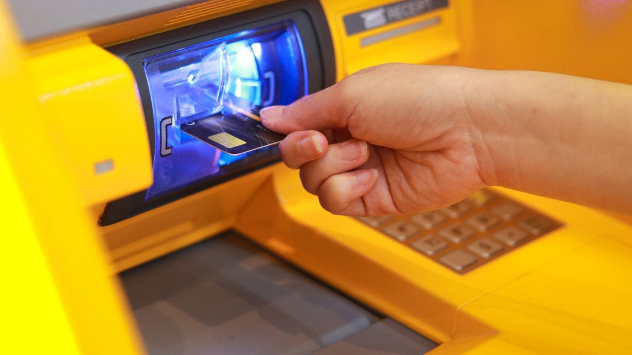 જ્યારે તમે તમારી બેંકની કસ્ટમર કેરનો સંપર્ક કરો છો, ત્યારે તમને સામાન્ય રીતે બે વિકલ્પો આપવામાં આવે છે. પહેલો વિકલ્પ તમારા કાર્ડને રદ કરવાનો છે. જો તમને શંકા હોય કે તમારા કાર્ડનો દુરુપયોગ થઈ રહ્યો છે, તો તમે તેને તાત્કાલિક રદ કરી શકો છો.