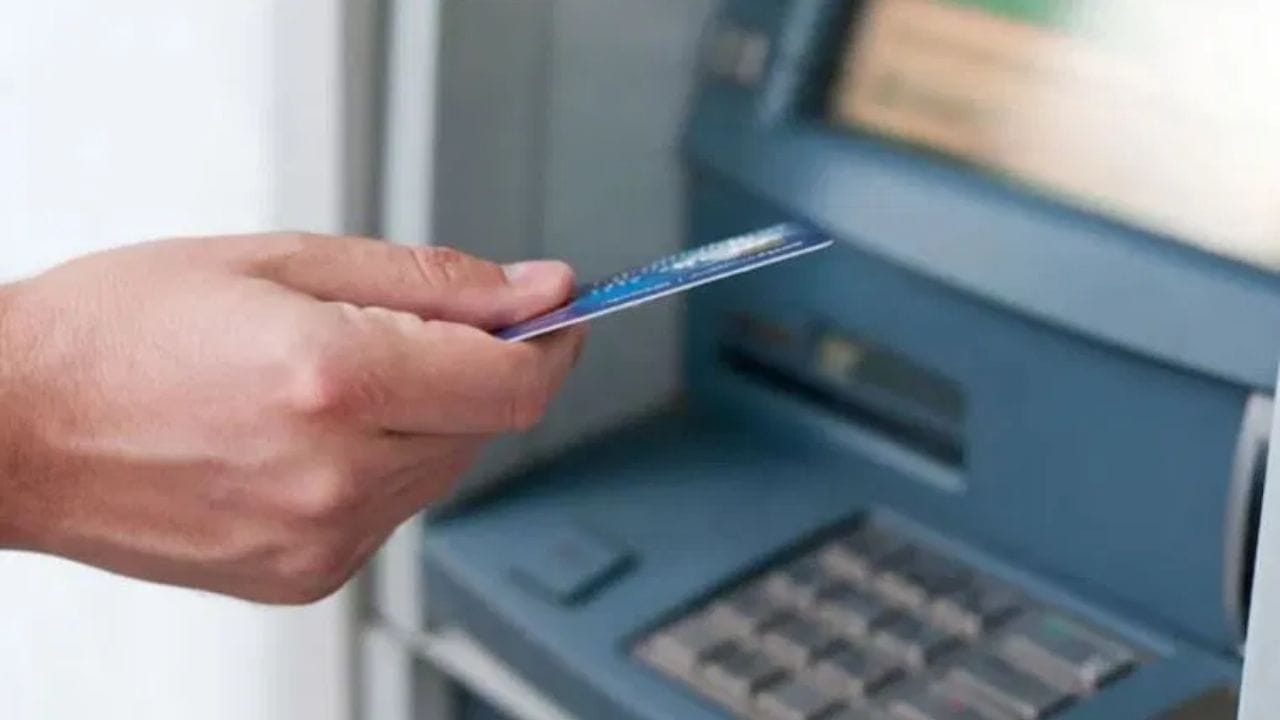 અગાઉ ઘણી બેંકો UPI દ્વારા ATMમાંથી રોકડ ઉપાડને અલગ સેવા તરીકે ગણતી હતી. પરંતુ હવે તેને સામાન્ય ATM ટ્રાન્ઝેક્શન તરીકે ગણવામાં આવશે, જે તમારા ફ્રી ટ્રાન્ઝેક્શન ક્વોટાને ઘટાડશે.