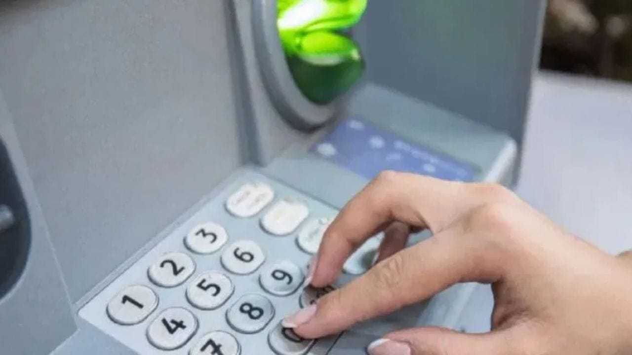 HDFC બેંક અને પંજાબ નેશનલ બેંક સહિત અનેક બેંકો આ નવા નિયમને લાગુ કરશે. આ મુજબ, જો તમે મફત ટ્રાન્ઝેક્શનની મર્યાદા પાર કરી દો, તો દરેક વધારાના ATM ટ્રાન્ઝેક્શન પર ₹23 નો ચાર્જ વસૂલવામાં આવશે.