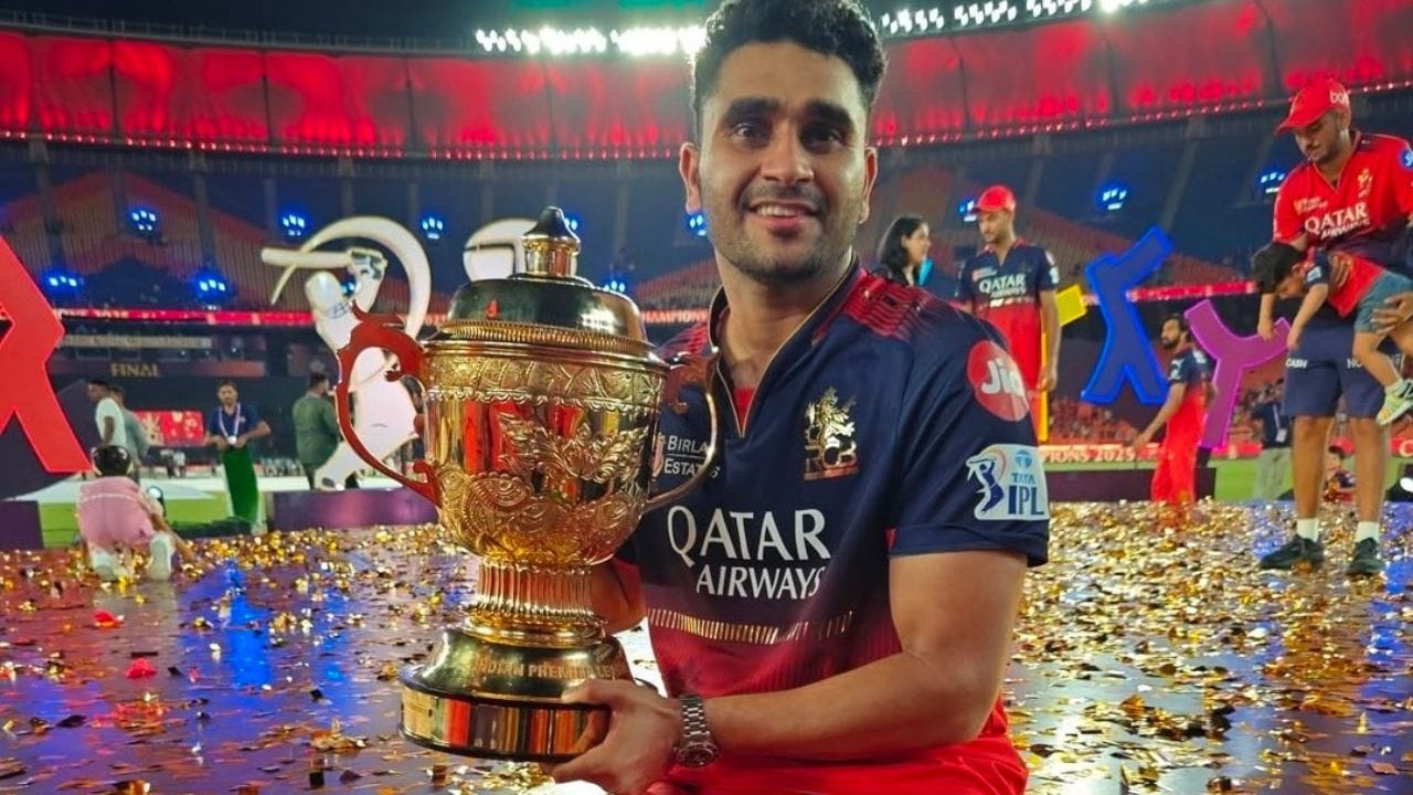 2025ના મેગા ઓક્શનમાં RCBએ તેને ₹30 લાખમાં ખરીદ્યો હતો. જોકે તે સિઝનમાં તેને રમવાની તક મળી નહોતી, પરંતુ ટીમે તેના પર વિશ્વાસ જાળવી રાખ્યો અને 2026 માટે તેને રિટેન કર્યો. આ વિશ્વાસ હવે ડેબ્યૂ સાથે સાબિત થવા લાગ્યો છે.