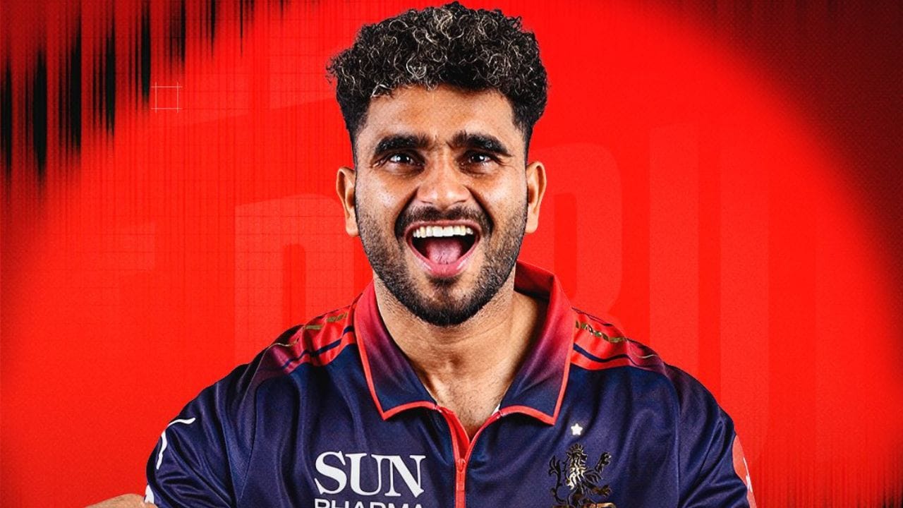 અભિનંદન સિંહનું નામ IPL 2026ની શરૂઆત સાથે જ ચર્ચામાં આવ્યું છે. બેંગલુરુના એમ. ચિન્નાસ્વામી સ્ટેડિયમમાં સનરાઇઝર્સ હૈદરાબાદ સામે રમાયેલી મેચમાં તેણે પોતાની IPL કારકિર્દીની શરૂઆત કરી. ટીમ મેનેજમેન્ટે આ યુવાન પર વિશ્વાસ બતાવ્યો છે. 