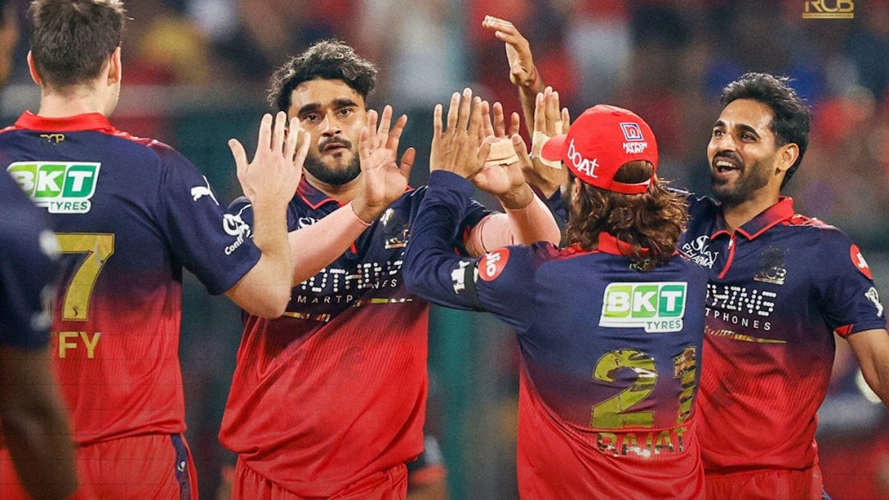 ઉત્તર પ્રદેશનો રહેવાસી અભિનંદન હજુ સુધી રણજી ટ્રોફી અથવા સૈયદ મુશ્તાક અલી ટ્રોફી જેવી ઘરેલુ સ્પર્ધાઓમાં રમ્યો નથી. છતાં, તેની પ્રતિભા અને ગતિએ તેને સીધો IPL સુધી પહોંચાડ્યો છે, જે તેના ટેલેન્ટનું મોટું ઉદાહરણ છે. તેને પ્રથમ વખત UPT20 લીગમાં લખનૌ ફાલ્કન્સ માટે રમતા જોવામાં આવ્યો હતો. ત્યાં તેની સચોટ લાઇન-લેન્થ અને ઝડપી બોલિંગે સિલેક્ટર્સ અને કોચિસને પ્રભાવિત કર્યા હતા. આ પ્રદર્શનથી જ તેની IPL તરફની સફર શરૂ થઈ.