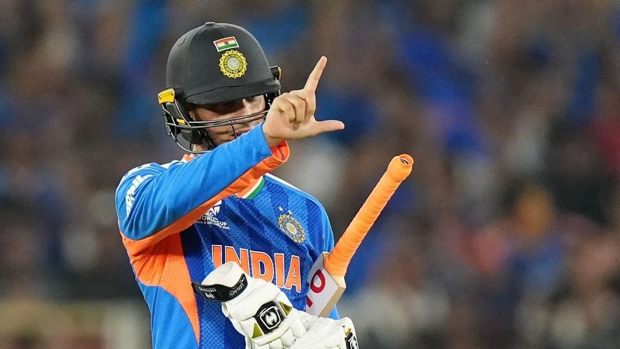 અભિષેક શર્માને આ ટુર્નામેન્ટમાં ફોર્મમાં મુશ્કેલી પડી રહી હશે, પરંતુ તેણે ફાઈનલમાં યાદગાર ઈનિંગ રમી હતી. અમદાવાદના નરેન્દ્ર મોદી સ્ટેડિયમ ખાતે ન્યુઝીલેન્ડ સામે અભિષેકે શાનદાર પ્રદર્શન કર્યું, માત્ર 21 બોલમાં 52 રન બનાવ્યા, જેમાં 6 ચોગ્ગા અને 3 છગ્ગાનો સમાવેશ થાય છે.