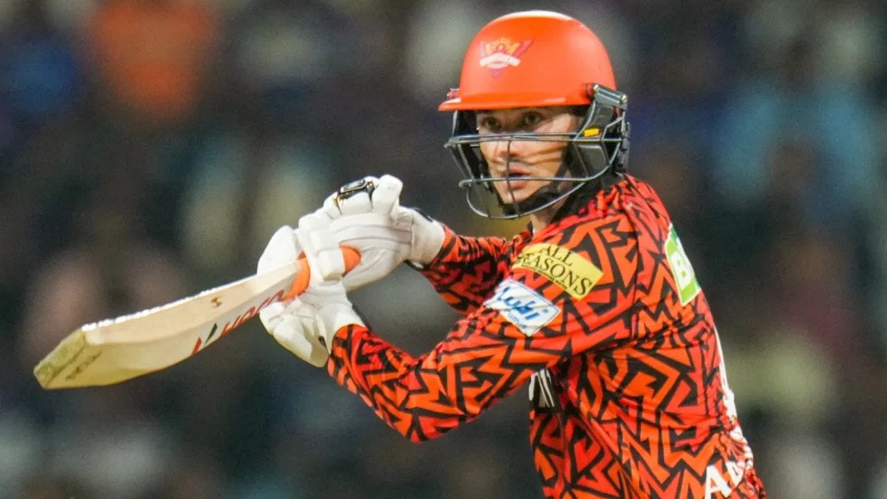 ICC T20 રેન્કિંગમાં અભિષેક નંબર 1 બેટ્સમેન તરીકે યથાવત છે. તે હવે IPL 2026 માં સનરાઈઝર્સ હૈદરાબાદમાં રમતો જોવા મળશે. તે 2019 થી SRH ટીમનો ભાગ છે અને છેલ્લા કેટલાક સિઝનમાં ટીમ માટે મુખ્ય મેચ-વિનર સાબિત થયો છે. (PC: PTI/Instagram)