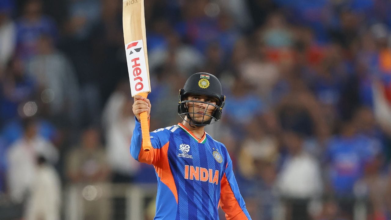 અભિષેક શર્મા:  સનરાઇઝર્સ હૈદરાબાદનો આ નવો સિક્સર કિંગ હાલમાં શાનદાર લયમાં છે. અભિષેક શર્માની સૌથી મોટી તાકાત તેની હાઈ બેટ સ્પીડ અને પાવરપ્લેમાં નિર્ભય થઈને બેટિંગ કરવાની ક્ષમતા છે. તે ક્રિસ ગેલના રેકોર્ડની સૌથી નજીક પહોંચી શકે તેવો ખેલાડી છે કારણ કે તે સેટ થવા માટે સમય નથી લેતો અને પ્રથમ બોલથી જ આક્રમણ શરૂ કરે છે. "અભિષેક શર્માના નામે IPLની એક સીઝનમાં 42 છગ્ગા મારવાનો રેકોર્ડ છે, જે અત્યાર સુધી કોઈ પણ ભારતીય બેટ્સમેન દ્વારા નોંધાવવામાં આવેલો સર્વોચ્ચ આંકડો છે."