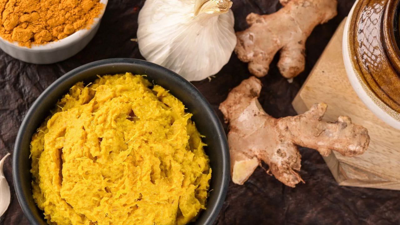 શુદ્ધ પેસ્ટમાં વધુ પાણી છોડતું નથી, જ્યારે ભેળસેળવાળી પેસ્ટ થોડા સમય પછી ઉપર પાણી એકઠું કરે છે. આવા કિસ્સામાં પેસ્ટને થોડા સમય માટે બાઉલમાં ખુલ્લી રાખો. જો તમને ઉપર પાણી તરતું દેખાય, તો તે ભેળસેળવાળું હોઈ શકે છે.
