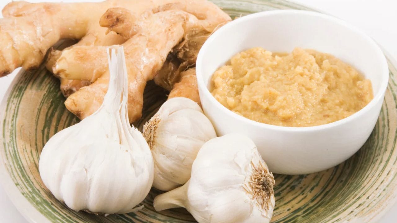 આદુ-લસણની પેસ્ટમાં એક મજબૂત, તાજી સુગંધ હોય છે જે લાંબા સમય સુધી રહે છે. જો પેસ્ટમાં થોડી ગંધ આવે છે, વિચિત્ર ગંધ આવે છે અથવા કૃત્રિમ સુગંધ હોય છે, તો તે નકલી હોઈ શકે છે.
