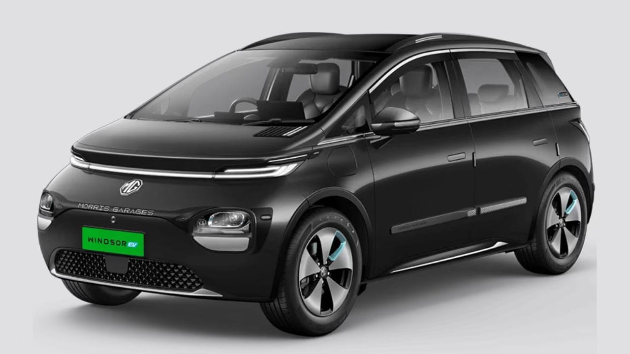 MG Windsor EV ને પણ એક સારો અને ઉપયોગી વિકલ્પ ગણવામાં આવે છે. તેની કિંમત રૂપીયા 12 લાખથી ઓછી રાખવામાં આવી છે, જ્યારે BaaS મોડેલની કિંમત રૂપિયા 10 લાખથી ઓછી થઈ જાય છે. આ ઇલેક્ટ્રિક કારમાં સારી જગ્યા આપવામાં આવી છે. તેની રેન્જ સ્ટાન્ડર્ડ મોડેલ માટે આશરે 331 કિલોમીટર અને મોટા બેટરી પેક સાથે પ્રો મોડેલ માટે 449 કિલોમીટર હોવાનો અંદાજ છે. (ફોટો: google)