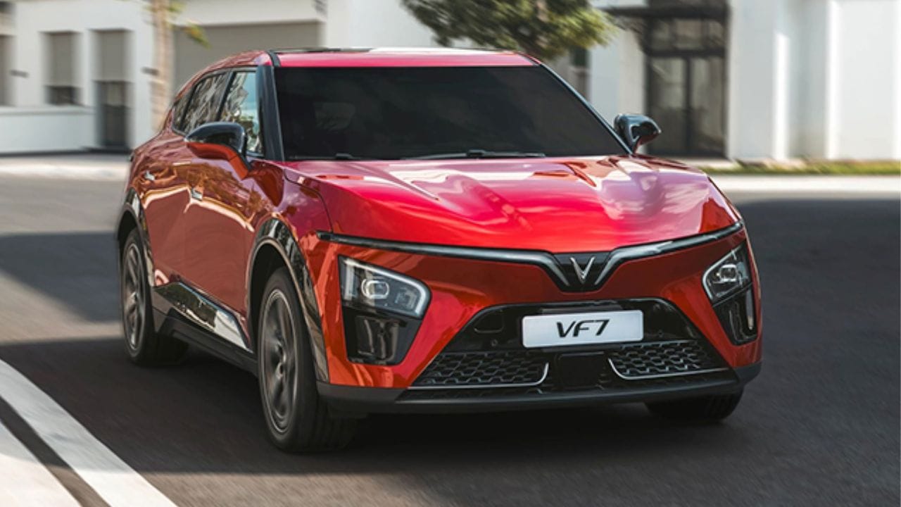 VinFast VF7 એક સ્ટાઇલિશ અને પ્રીમિયમ ઇલેક્ટ્રિક SUV આવી છે. કંપની આ કારને કેટલાક ઑફર્સ, ડિસ્કાઉન્ટ અને ફ્રી ચાર્જિંગ જેવી સુવિધાઓ સાથે આપી રહી છે. તેની શરૂઆતની કિંમત આશરે ₹20.89 લાખ હોવાનો અંદાજ છે. VF7 ની રેન્જ 438 થી 532 કિલોમીટરની વચ્ચે હોવાની અપેક્ષા છે. આ કારની ડિઝાઇન અને તેની કામગીરી અન્ય EVs થી અલગ પાડે છે. (ફોટો: google)