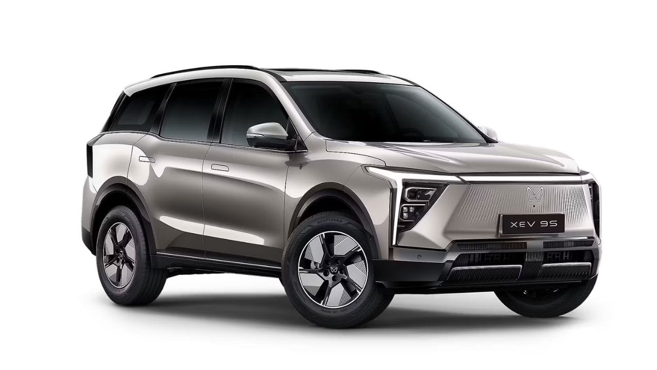 Mahindra XEV 9S ને એક મોટી અને ઉપયોગી ઇલેક્ટ્રિક SUV માનવામાં આવે છે. તેની શરૂઆતની કિંમત ₹20 લાખથી ઓછી હોવાનો અંદાજ છે. આ કારમાં મોટી કેબિન, નવા ફીચર તેમજ ટ્રિપલ-સ્ક્રીન સેટઅપ જેવી ટેકનોલોજી મળી રહે છે. આ ઇલેક્ટ્રિક SUV ની રેન્જ 521 થી 679 કિલોમીટરની વચ્ચે હોવાનો અંદાજ છે. (ફોટો: google)