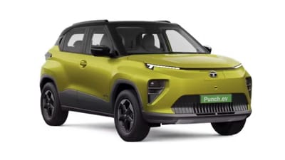 ટાટા મોટર્સની પંચ EV હાલ ભારતમાં સૌથી સસ્તી ઇલેક્ટ્રિક SUV પૈકીની એક માનવામાં આવે છે. ફેસલિફ્ટેડ મોડેલની શરૂઆત  લગભગ ₹9.69 લાખ (આશરે $1.99 મિલિયન) થી થાય છે. નવી પંચ EV માં મોટો બેટરી પેક આપવામાં આવેલું હોય છે, જે લગભગ 468 કિલોમીટરની રેન્જ ઓફર કરે છે. આ કાર એવા લોકો માટેની પસંદગી છે જેઓ પેટ્રોલથી ચાલતી સબ-4-મીટર SUV કરતાં ઇલેક્ટ્રિક વિકલ્પ પસંદ કરે છે. આ બેટરીમાં બેટરી-એઝ-એ-સર્વિસ  (BaaS) નો વિકલ્પ પણ મળે છે, જે કારની શરૂઆતી કિંમતમાં વધુ ઘટાડો કરે છે. (ફોટો: google)
