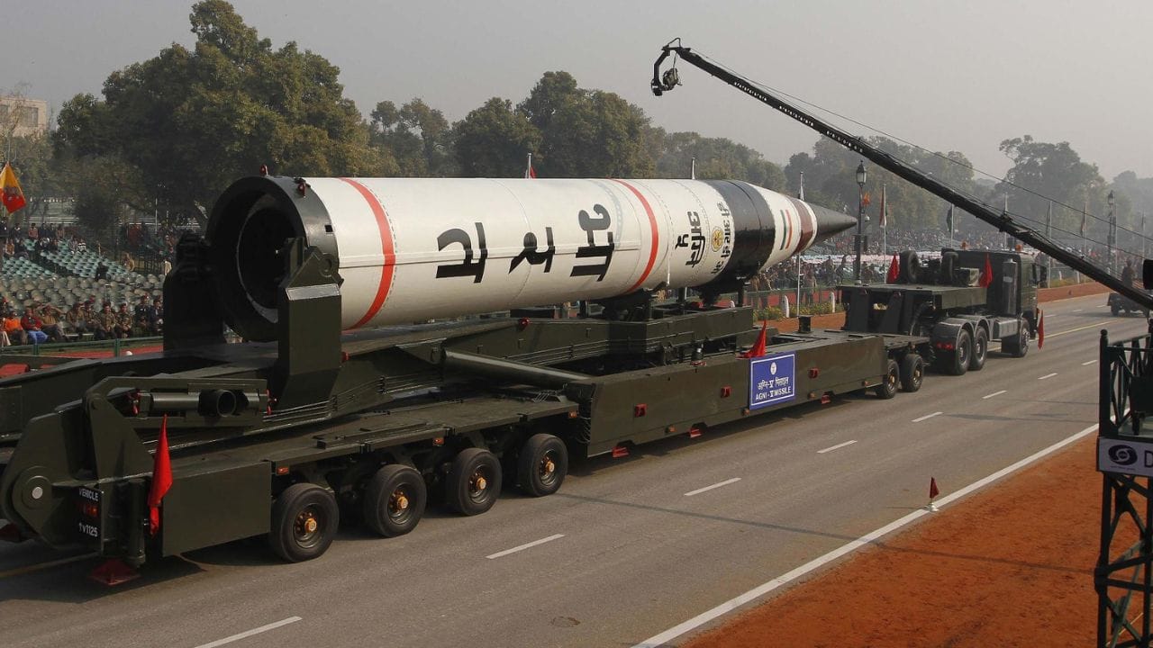 Agni-V (ભારત): ભારતની અગ્નિ-V મિસાઇલને "Fire Missile" પણ કહેવામાં આવે છે. આ ભારતનું પ્રથમ આંતરખંડીય (Cross-Continental) રોકેટ છે. 5000 કિલોમીટરથી વધુની રેન્જ ધરાવતી આ મિસાઇલ આખા એશિયા અને યુરોપના કેટલાક ભાગોને આવરી લેવાની ક્ષમતા ધરાવે છે.