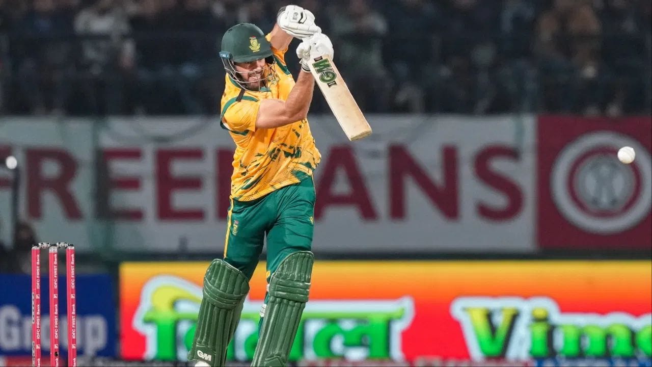 એડન માર્કરામ (દક્ષિણ આફ્રિકા): કેપ્ટન એડન માર્કરામ દક્ષિણ આફ્રિકા માટે સૌથી સફળ બેટ્સમેન રહ્યો છે. તેણે 8 ઇનિંગ્સમાં 3 અડધી સદી સાથે 286 રન બનાવ્યા છે અને બોલિંગમાં પણ 1 વિકેટ ઝડપી છે.