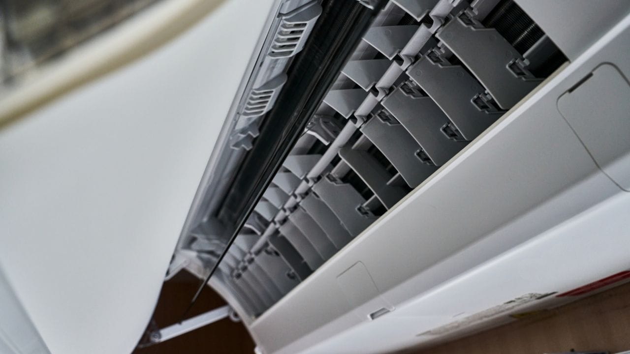 નિષ્ણાતો સામાન્ય રીતે માને છે કે 8 થી 12 કલાક સુધી સતત AC ચલાવવું શ્રેષ્ઠ છે. ઘણા ઘરોમાં કોઈ પણ સમસ્યા વિના આખી રાત AC ચાલે છે. જોકે, 24 કલાક સતત AC ચલાવવાથી મશીન પર વધુ ભારણ પડી શકે છે, ખાસ કરીને જો રૂમમાં ઠંડક અને વેન્ટિલેશન પૂરતું ન હોય.