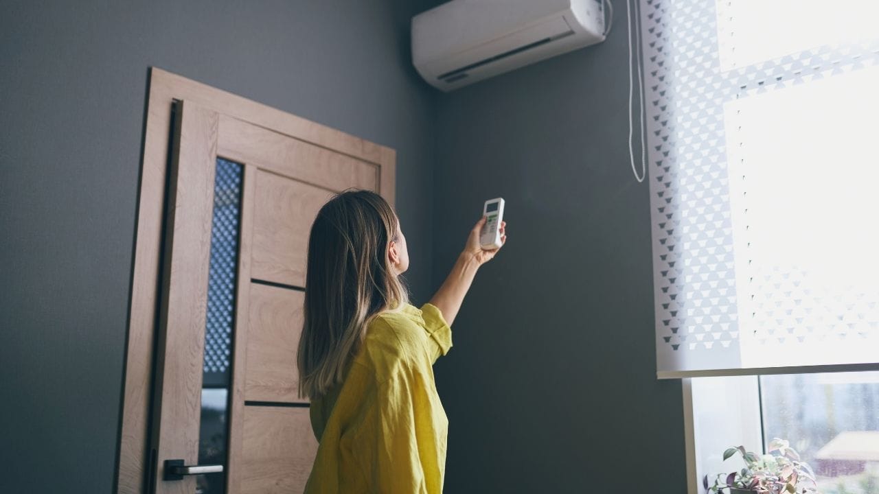 માર્ચ મહિનો એપ્રિલ જેટલો જ ગરમ લાગવા લાગ્યો છે. જેમ જેમ ગરમી વધે છે, મોટાભાગના ઘરો લગભગ આખો દિવસ AC ચલાવે છે. ઘણા લોકોને આશ્ચર્ય થાય છે કે શું સતત AC ચલાવવું સલામત છે. હકીકતમાં, લાંબા સમય સુધી AC ચલાવવું શક્ય છે.