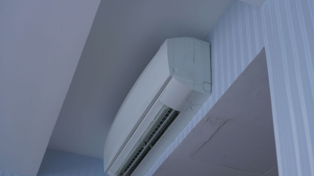 બીજો મહત્વપૂર્ણ વાત તાપમાનની છે. ઘણા લોકો તેમના AC ને 16 કે 18 ડિગ્રી પર સેટ કરે છે, જેના કારણે મશીન વધુ કામ કરે છે. નિષ્ણાતો કહે છે કે 24 થી 26 ડિગ્રી વચ્ચે તાપમાન રાખવાથી રૂમમાં આરામદાયક ઠંડક મળે છે અને વીજળીનો વપરાશ ઓછો થાય છે.