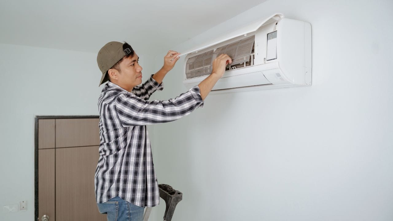 ટેકનિકલ રીતે, આધુનિક AC લાંબા સમય સુધી ચાલે તે રીતે ડિઝાઇન કરવામાં આવ્યા છે. જો મશીન સારી સ્થિતિમાં હોય અને નિયમિત પણે સર્વિસ કરવામાં આવે, તો તેને ઘણા કલાકો સુધી સતત ચલાવવામાં કોઈ સમસ્યા નથી. જોકે, ધ્યાનમાં રાખવા જેવી કેટલીક બાબતો છે.