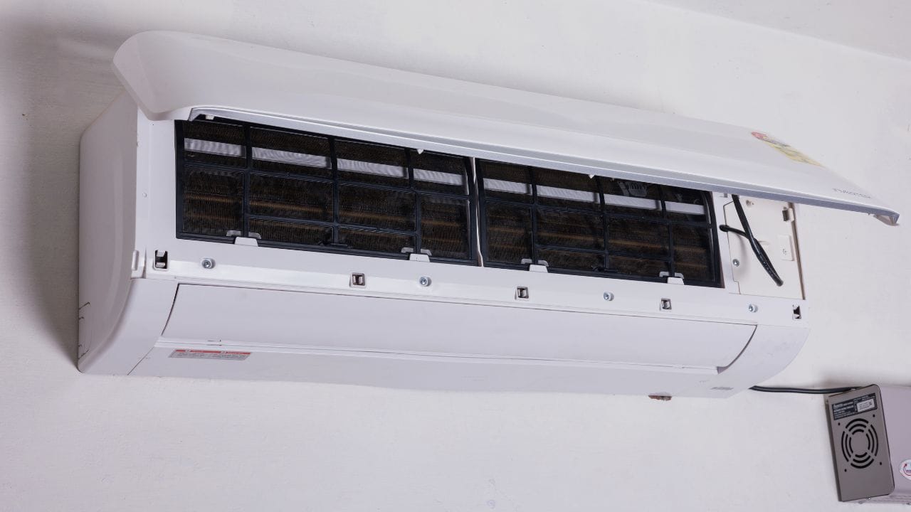 સીધી વાત એ છે કે ACનો ઉપયોગ લાંબા સમય સુધી કરી શકાય છે. પરંતુ તે સમજદારીપૂર્વક કરો. યોગ્ય તાપમાન સેટ કરો, રૂમ બંધ રાખો અને તેની નિયમિત સર્વિસ કરાવો. આ નાની-નાની બાબતોનું ધ્યાન રાખવાથી, AC યોગ્ય રીતે કામ કરશે અને તમારું વીજળીનું બિલ વધુ પડતું નહીં વધે.  All image credit : Getty Images