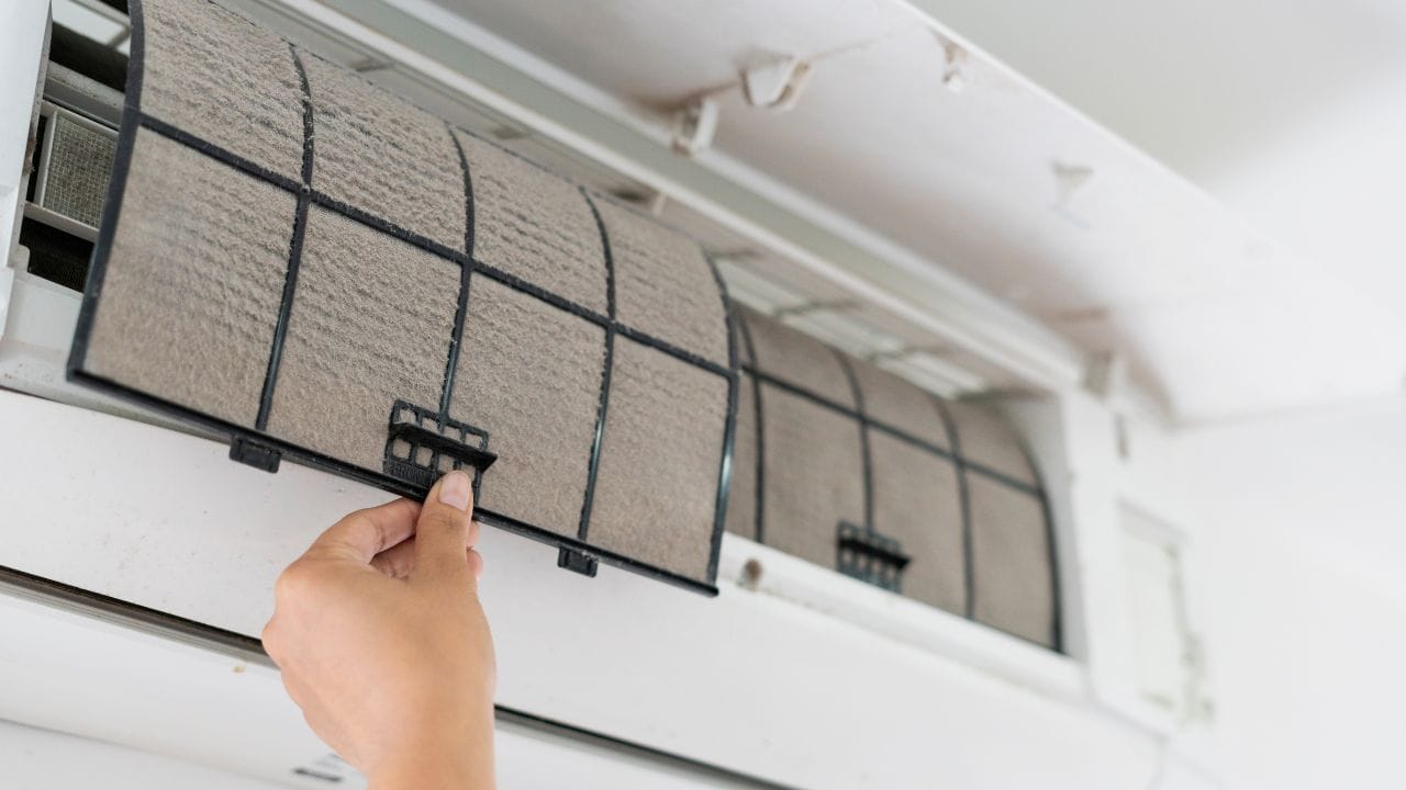 વધુમાં, AC ફિલ્ટરને સાફ કરવું ખૂબ જ મહત્વપૂર્ણ છે. ગંદા ફિલ્ટર્સ હવાના પ્રવાહ અને ઠંડકની કામગીરી ઘટાડે છે. પરિણામે, લોકો ઘણીવાર ACનું તાપમાન વધુ ઘટાડે છે, જેનાથી વીજ વપરાશ વધે છે અને મશીન પર ઓવરલોડ થાય છે.