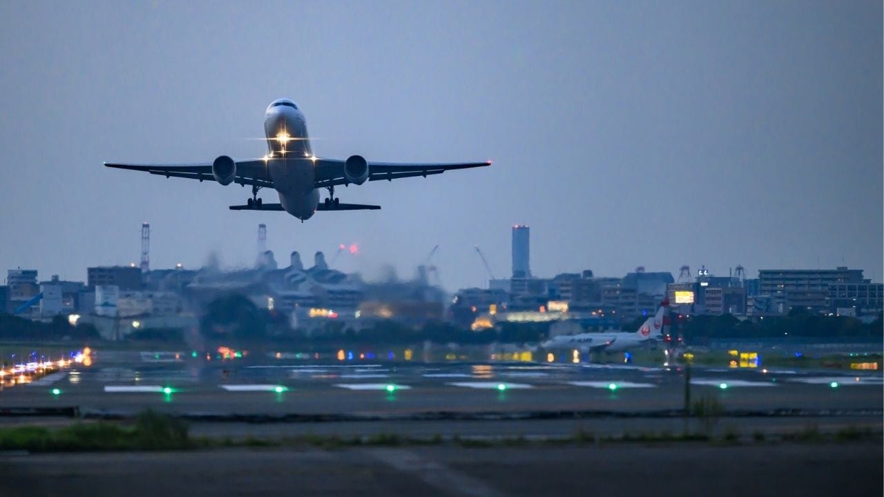 મોટાભાગના વ્યાવસાયિક વિમાનોમાં બળતણ Airplane Wing માં સંગ્રહિત કરવામાં આવે છે. આને વિંગ ટેન્ક કહેવાય છે. પાંખો વિમાનના ગુરુત્વાકર્ષણ કેન્દ્રની નજીક હોય છે, તેથી ત્યાં બળતણ રાખવાથી વિમાનનું સંતુલન જળવાઈ રહે છે અને ઉડાન વધુ સ્થિર બને છે.