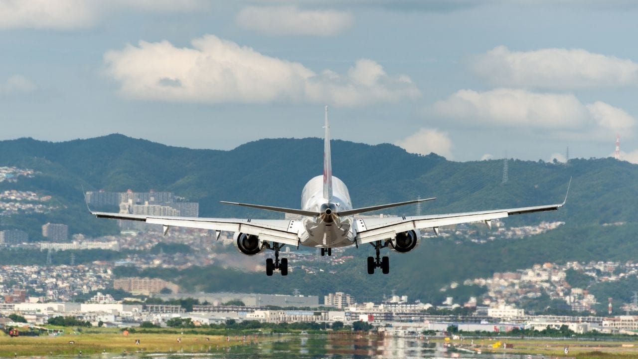 જો બળતણ આગળ અથવા પાછળના ભાગમાં સંગ્રહિત કરવામાં આવે તો ઉડાન દરમિયાન બળતણના વપરાશ સાથે વિમાનનું સંતુલન બદલાઈ શકે છે. આ સ્થિતિ જોખમી બની શકે છે અને અકસ્માતનું કારણ બની શકે છે. તેથી જ બળતણ મુખ્યત્વે પાંખોમાં જ રાખવામાં આવે છે.