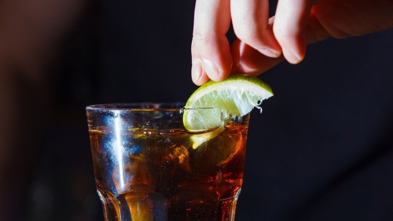 લીવર એન્ઝાઇમ્સ લીવર કોષોની અંદર રહેલા પ્રોટીન છે. જ્યારે લીવર કોષોને નુકસાન થાય છે અથવા સોજો આવે છે, ત્યારે આ એન્ઝાઇમ્સ લોહીમાં પ્રવેશી જાય છે અને રક્ત પરીક્ષણમાં તેમનું સ્તર વધેલું જોવા મળે છે. નિયમિત દારૂ પીતા લોકોમાં આ સ્તર ઘણીવાર વધારે હોય છે. અનેક અભ્યાસોમાં જાણવા મળ્યું છે કે એક મહિના સુધી દારૂથી દૂર રહેવાથી લીવર એન્ઝાઇમ્સના સ્તરમાં ઘટાડો થઈ શકે છે. જોકે, જો લીવર પહેલાથી જ ગંભીર રીતે નુકસાન પામેલું હોય, જેમ કે સિરોસિસમાં, તો એન્ઝાઇમ્સનું સ્તર ઝડપથી સામાન્ય થતું નથી.