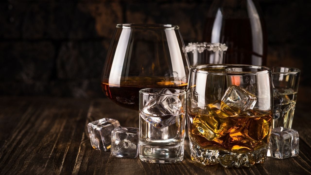 લેબ ટેસ્ટ ઉપરાંત, ઘણા લોકો દારૂ છોડ્યા પછી થોડા અઠવાડિયામાં જ શરીરમાં સકારાત્મક ફેરફારો અનુભવતા હોય છે. ગાઢ ઊંઘ આવવી, ઓછો થાક લાગવો અને વધુ સ્પષ્ટ વિચારો આવવા જેવી બાબતો સામાન્ય રીતે નોંધાય છે. જોકે, ભારે દારૂ પીનારાઓ અથવા દારૂના વ્યસન ધરાવતા લોકો માટે અચાનક દારૂ છોડવું જોખમી બની શકે છે. તેમને ધ્રુજારી, ગભરાટ, ઘબરામણ અથવા ઝડપી ધબકારા જેવી લક્ષણો થઈ શકે છે. આવા કિસ્સાઓમાં તબીબી દેખરેખ હેઠળ દારૂ છોડવાની સલાહ આપવામાં આવે છે.