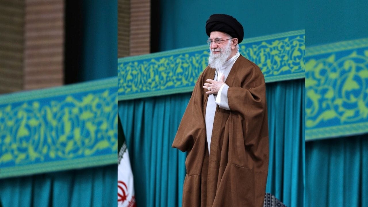 આ ઘટના બાદ તેઓ ડાબા હાથથી કામ કરવા લાગ્યા હતા.હાલમાં અમેરિકા-ઈઝરાયલના હવાઈ હુમલામાં અલી ખામેનેઈનું મૃત્યું થયું છે.