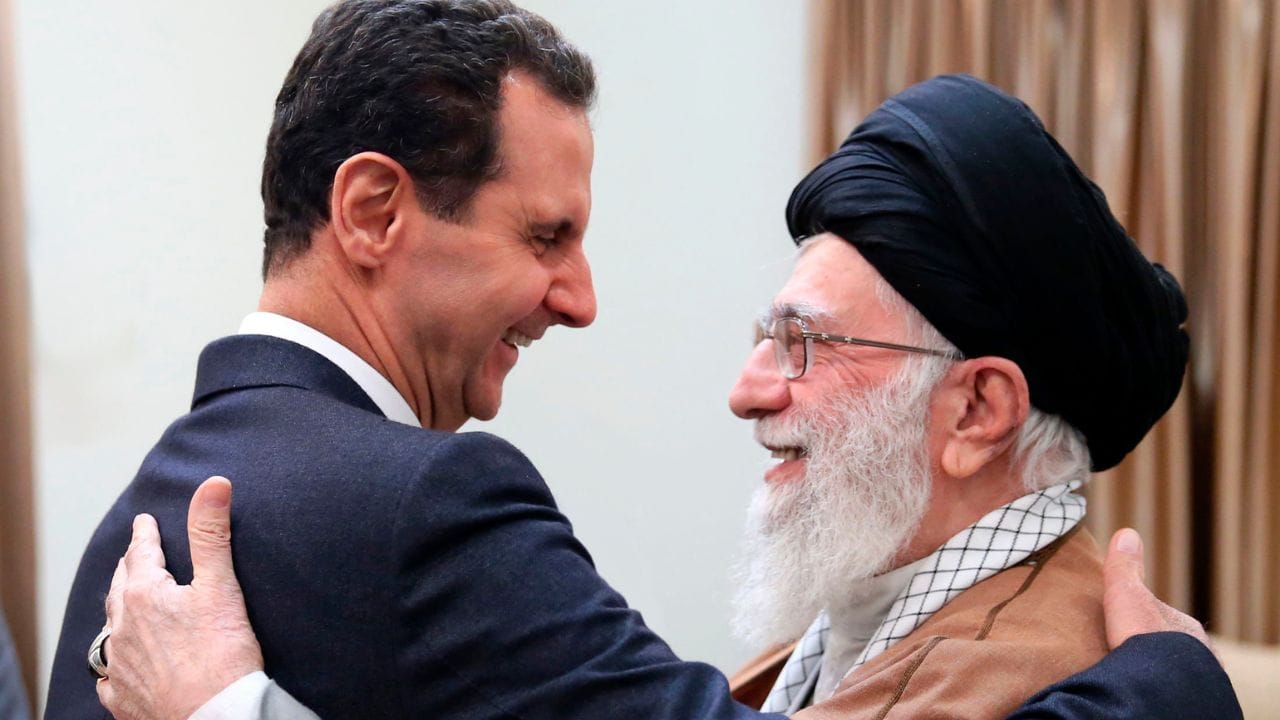 જેમના ક્રાંતિકારી વિચારોએ તેમને ખૂબ પ્રભાવિત કર્યા. 1960ના દાયકાથી શાહ સામેના વિરોધ પ્રદર્શનોમાં સક્રિય, ખામેનેઇ ને ઘણી વખત જેલમાં મોકલવામાં આવ્યા.