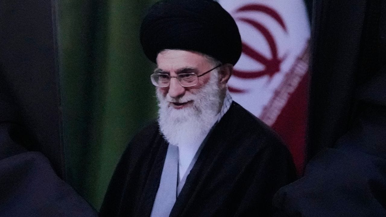  1979ની ઇસ્લામિક ક્રાંતિ પછી તેમણે મુખ્ય ભૂમિકાઓ ભજવી, ક્રાંતિકારી પરિષદના સભ્ય, નાયબ સંરક્ષણ પ્રધાન, ટૂંકા ગાળાના IRGC કમાન્ડર અને ઈરાન બંધક કટોકટી વાટાઘાટોમાં મુખ્ય વ્યક્તિ તરીકે સેવા આપી. 