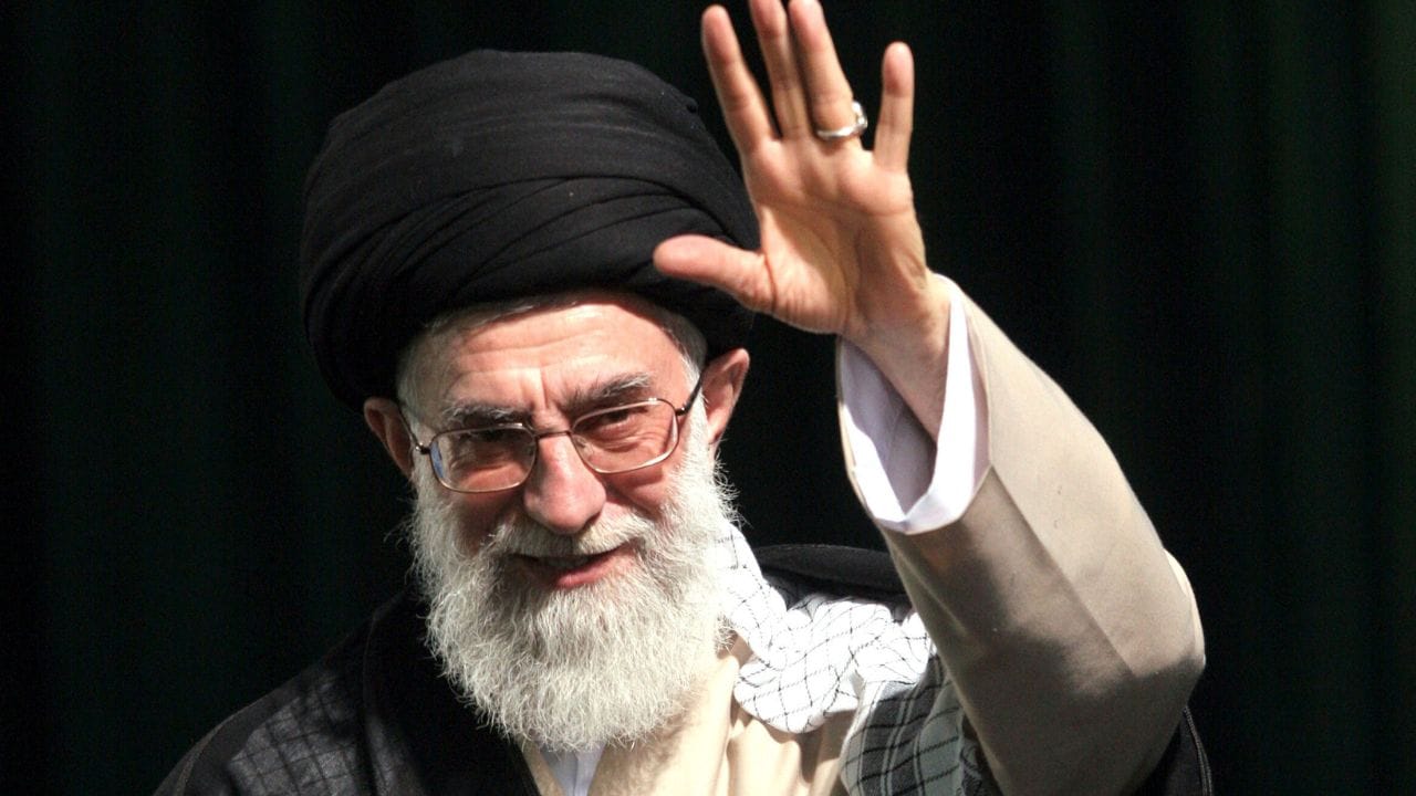 તેમણે ઈરાન-ઈરાક યુદ્ધ દરમિયાન ઈરાનના ત્રીજા રાષ્ટ્રપતિ  (1981-1989) તરીકે સેવા આપી. 