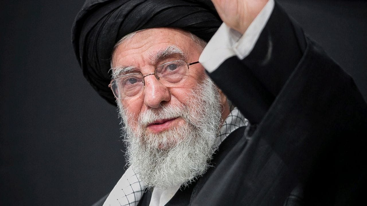 એક યુએસ રિપોર્ટમાં દાવો કરવામાં આવ્યો છે કે ઇઝરાયલ-અમેરિકાના હુમલામાં માત્ર ઈરાનના સુપ્રીમ લીડર અલી ખામેનેઇ  જ નહીં, પરંતુ લગભગ 40 અન્ય વરિષ્ઠ ઈરાની નેતાઓ અને સુરક્ષા કમાન્ડરો માર્યા ગયા હતા. 