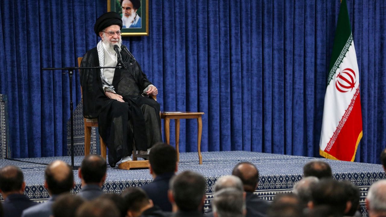 અલી ખામેનેઇ એ ત્રીસ વર્ષથી વધુ સમયથી ઇસ્લામિક રિપબ્લિક પર અપ્રતિમ સત્તા જાળવી રાખી છે. રિપોર્ટ મુજબ ખામેનેઇ  પાસે 200 અબજ ડોલર સુધીની સંપત્તિ હોવાનું માનવામાં આવે છે.