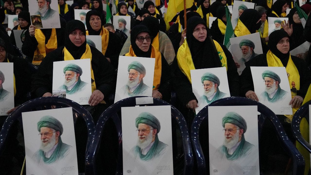   અલી ખામેનેઇ નો જન્મ 19 એપ્રિલ 1939ના રોજ ઈરાનના મશહદમાં થયો હતો. તે ખોરાસન પ્રાંતનું એક મુખ્ય શિયા શહેર છે, જ્યાં ઇમામ રેઝાનું દરગાહ આવેલું છે. 