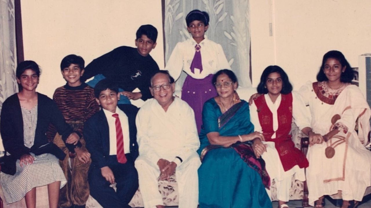 અલ્લુ સિરીશ તેલુગુ સિનેમાનો જાણીતો ચેહરો છે. ફિલ્મોથી વધારે તેના પરિવારની ચર્ચા થાય છે. તેનો એક ભાઈ સુપરસ્ટાર છે. તો બીજો ભાઈ ઓસ્કર વિનર છે. તો ચાલો જાણીએ સિરીશના પરિવાર વિશે.