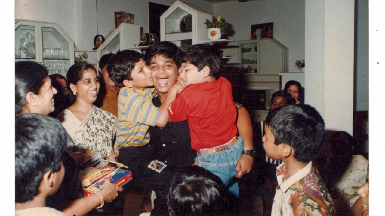 અલ્લુ સિરીશનો જન્મ 30 મે 1987ના રોજ થયો છે તે એક ભારતીય અભિનેતા છે. જે મુખ્યત્વે તેલુગુ ફિલ્મોમાં કામ કરે છે. તે તેલુગુ સિનેમાના અભિનેતા અલ્લુ અર્જુનનો નાનો ભાઈ છે. 